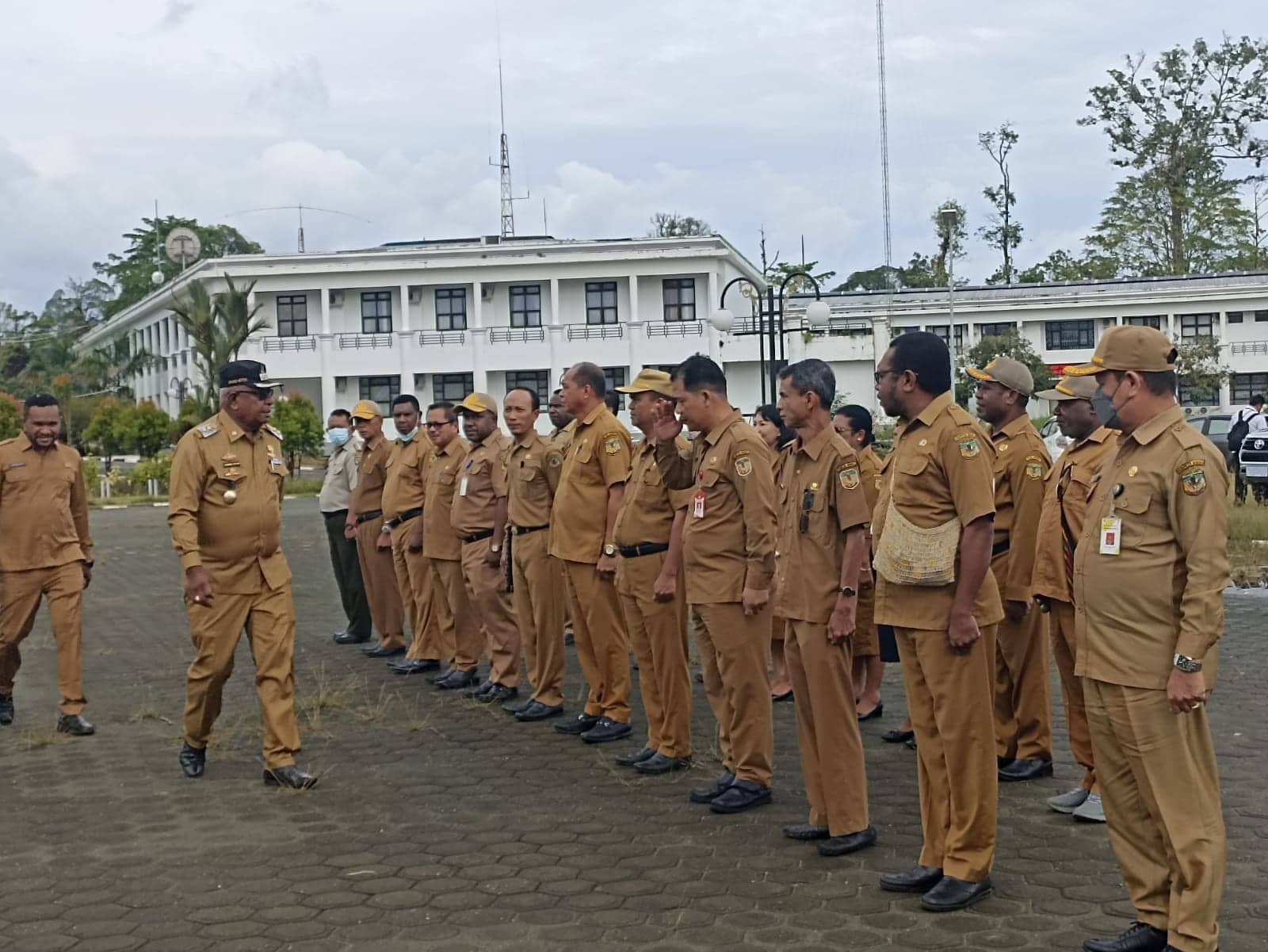 Ilustrasi berita Mimika: Apel Gabungan di Kantor Pusat Pemerintahan SP 3 Timika, Ada OPD yang Hadir Cuma Dua Orang
