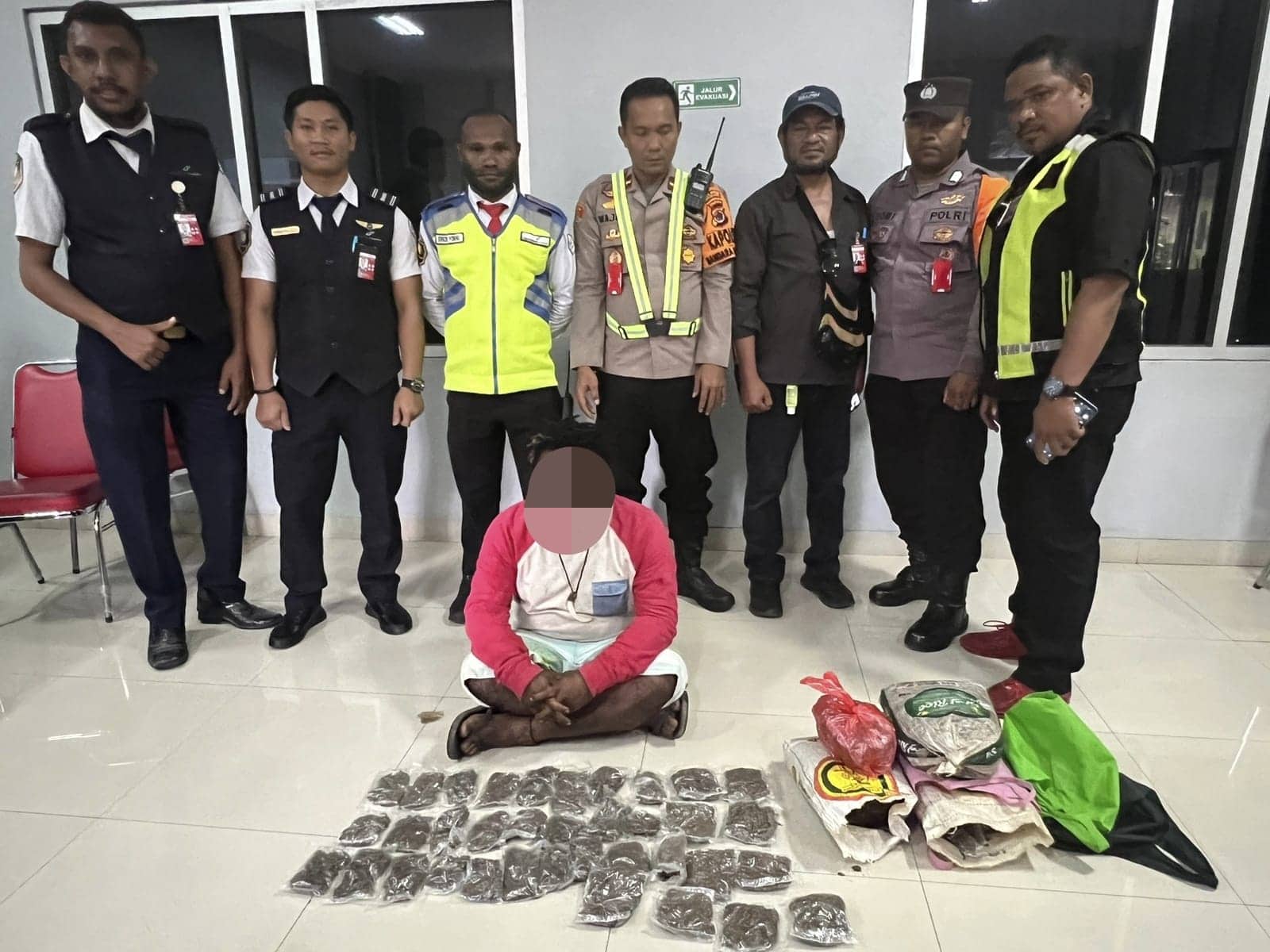 Ilustrasi berita Papua: Polisi Tangkap Penumpang Pesawat Bawa 3,8 Kg Ganja di Bandara Sentani