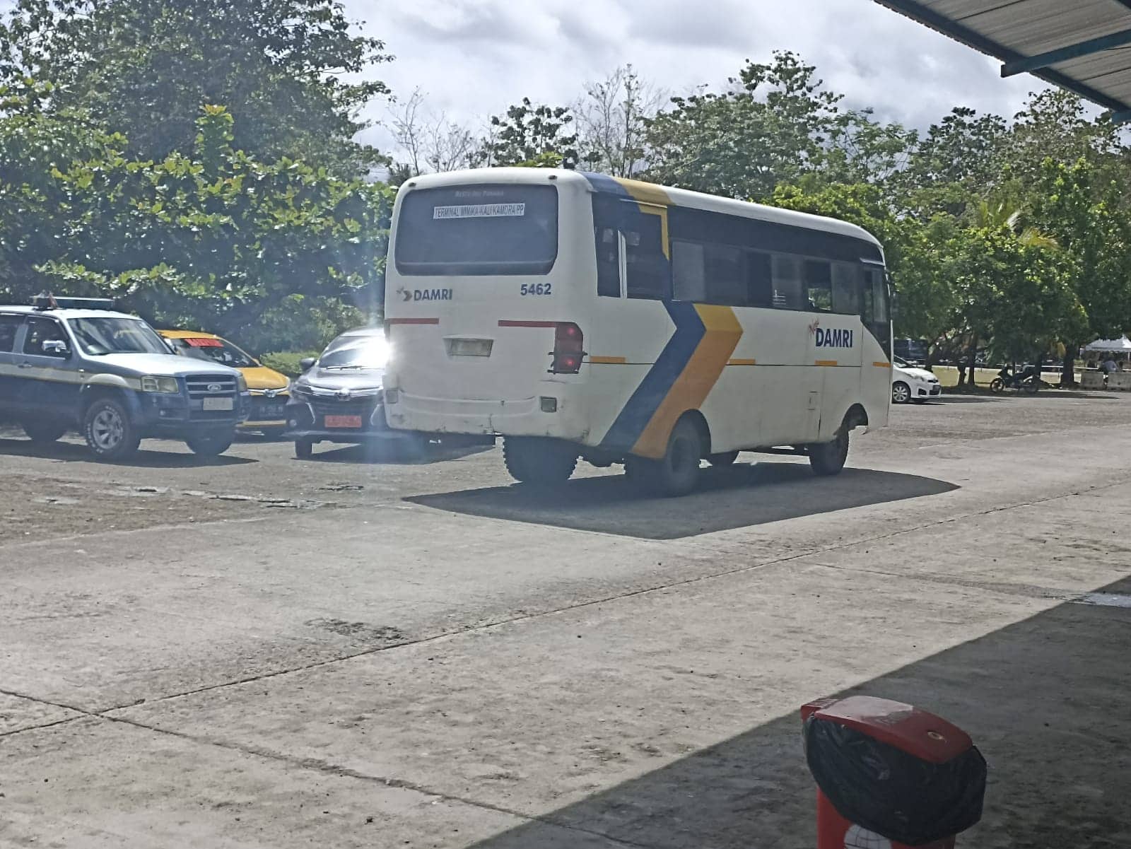 Ilustrasi berita Mimika: Ironi Keberadaan Bus DAMRI Mimika, Layani Angkutan Hingga Wilayah Terisolir Berbiaya Murah Tapi Malah Kurang Diminati