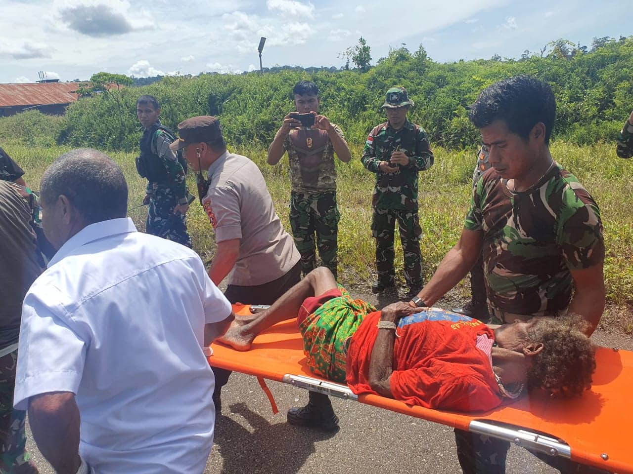 Ilustrasi berita Papua: Aparat Gabungan TNI-Polri Berhasil Evakuasi 25 Warga Imbas Teror KKB di Paro, Kabupaten Nduga
