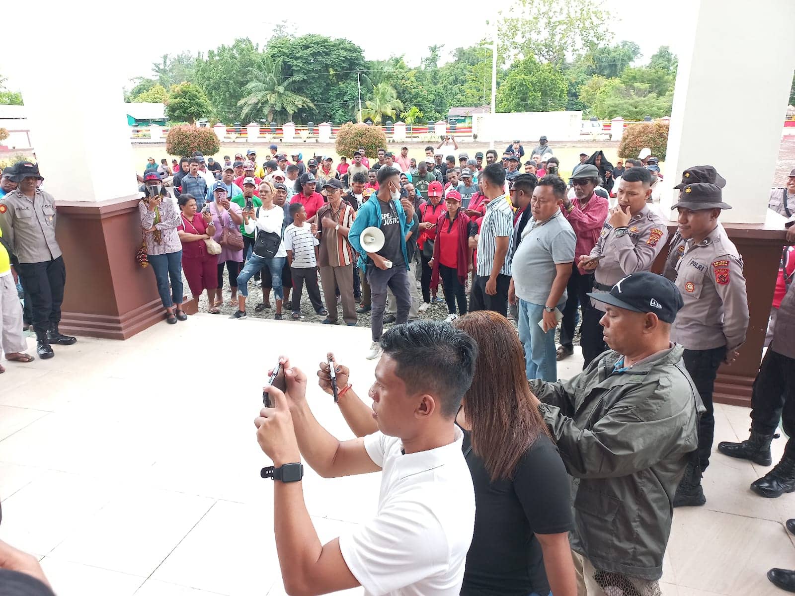 Ilustrasi berita Mimika: Massa Geruduk Kantor Kejaksaan Negeri Timika, Tuntut Segera Tarik Berkas Kasus Pesawat dari PN Jayapura