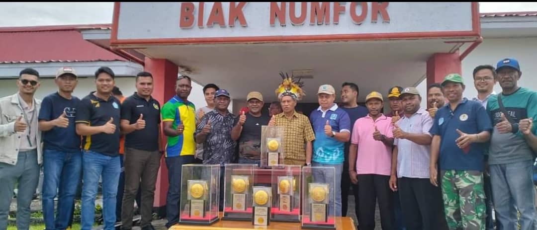Ilustrasi berita Papua: Tiba di Biak, Piala Adipura ke-6 yang Diraih Kabupaten Biak Numfor Diarak Keliling Kota