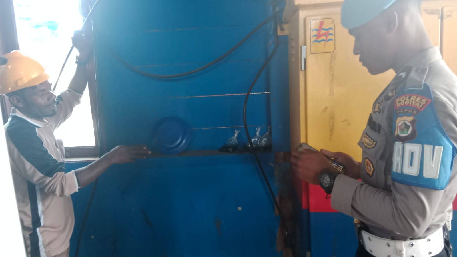 Ilustrasi berita Papua: Kantor PLN Monamani di Dogiyai Nyaris Dibakar, Polisi Temukan 3 Plastik Bensin dan Obat Nyamuk