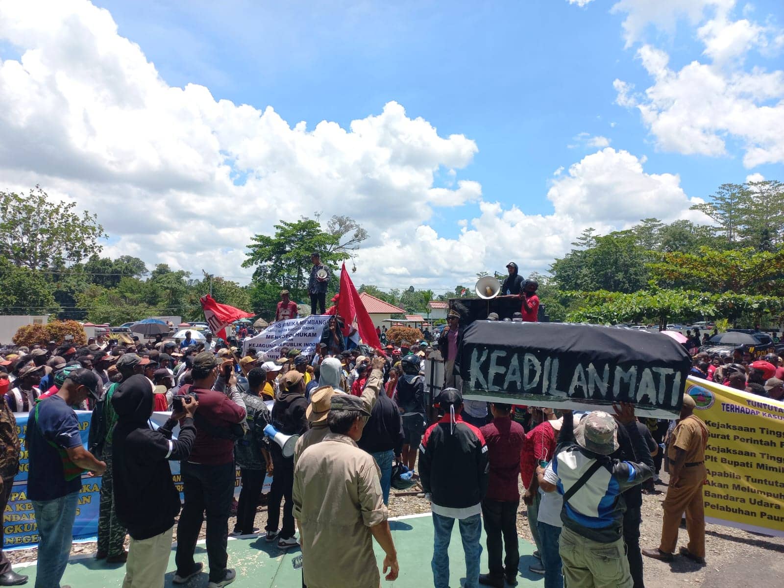 Ilustrasi berita Mimika: Bawa Peti Mati, Ribuan Massa Kepung Kejari Mimika Tuntut Plt. Bupati John Rettob Dibebaskan