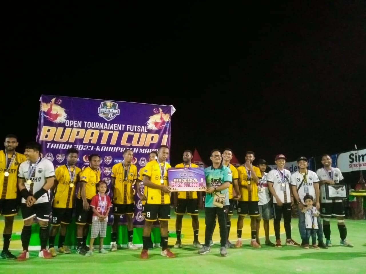 Ilustrasi berita Papua: Beza Family Juara Turnamen Futsal Bupati Cup I, Penjabat Bupati Mappi Resmi Tutup Kejuaraan