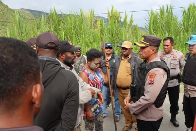 Ilustrasi berita Papua: Keluarga Korban Penembakan Palang Jalan, Akses dari Wamena ke Tiga Kabupaten Lumpuh