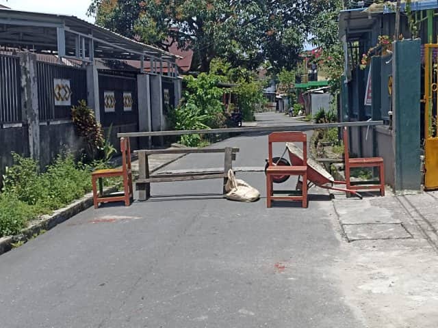 Ilustrasi berita Mimika: Akibat Kebijakan Perubahan Arah Jalan Budi Utomo Timika, Warga Gang Acis Palang Jalan