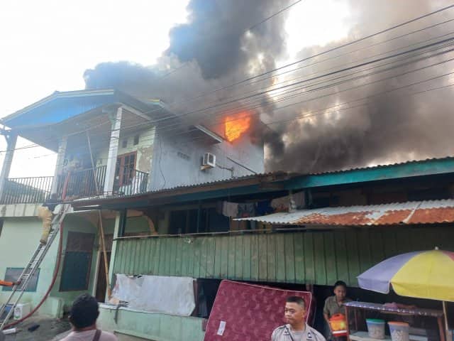 Ilustrasi berita Papua: Anak Main Korek Api, Satu Unit Rumah Tiga Lantai Terbakar di Kompleks SMU 4 Entrop Jayapura