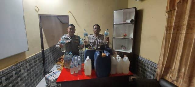 Ilustrasi berita Mimika: Sapu Bersih Miras Lokal di Pelabuhan Poumako, Polisi Kembali Amankan 138 Liter Milik Penumpang KM Sirimau