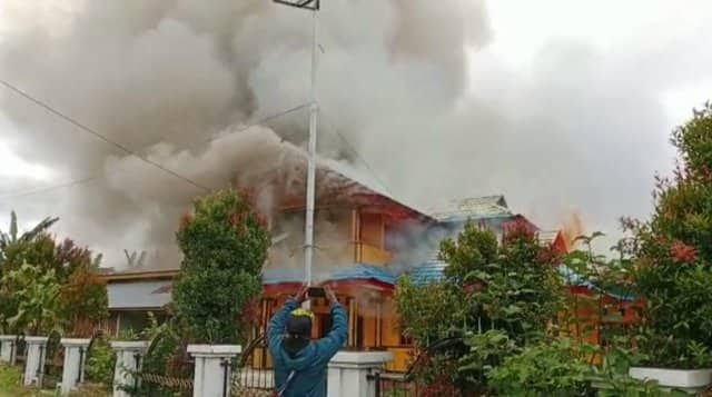 Ilustrasi berita Papua: Breaking News: Kantor Bupati Dogiyai Terbakar!
