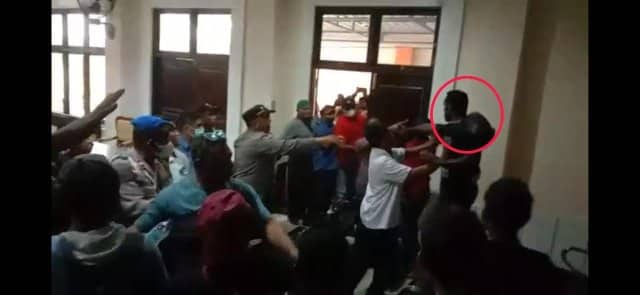 Ilustrasi berita Mimika: Mahasiswa Bayaran Paksa Tempati Ruang Sidang Bikin Ricuh, Hakim Sakit, Agenda Putusan Sela Plt Bupati Mimika Ditunda