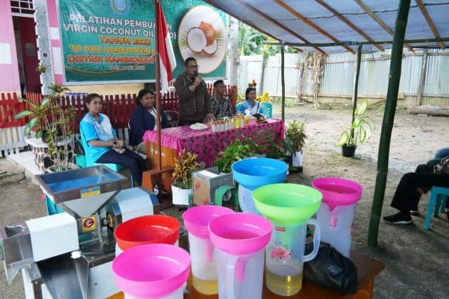 Ilustrasi berita Papua: Pelatihan Pembuatan VCO di Distrik Nambioman Bapai Resmi Ditutup, Penjabat Bupati Berharap Bisa Dipasarkan Keluar Mappi