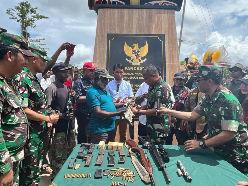 Ilustrasi berita Papua: Mantan Simpatisan OPM Serahkan 6 Pucuk Senjata Api dan Peluru ke TNI di Waris Keerom