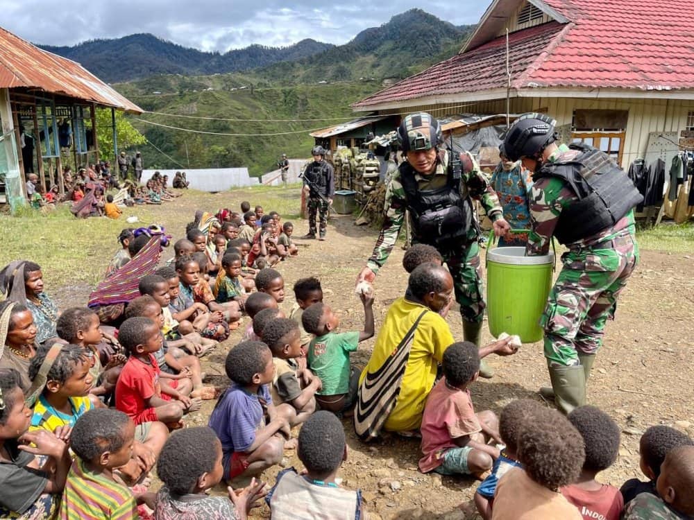 Ilustrasi berita Papua: Bentuk Kepedulian, Satgas Yonif R 321/GT Berbagi Makanan Bersama Masyarakat