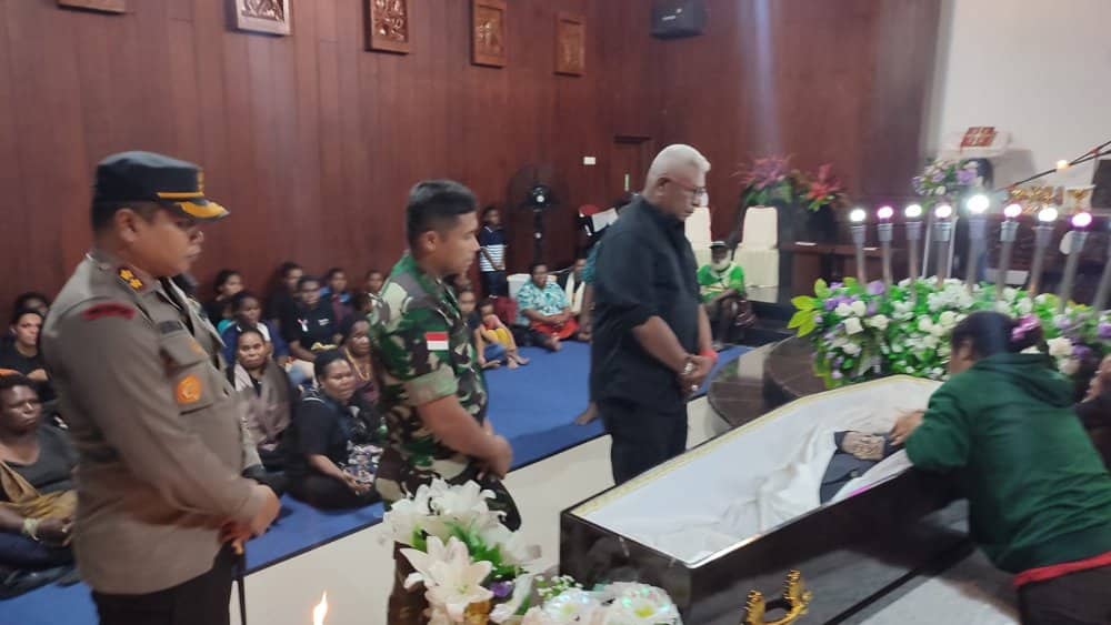 Ilustrasi berita Mimika: Plt. Bupati Mimika Berikan Penghormatan Kepada Jenazah Thom Beanal