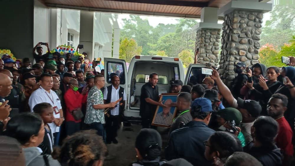 Ilustrasi berita Mimika: Tangis Keluarga Pecah Saat Jenazah Thom Beanal Tiba di Keuskupan Timika