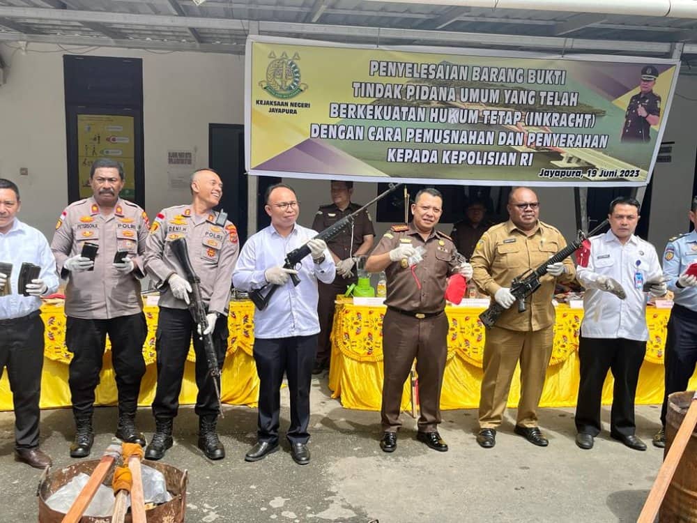 Ilustrasi berita JAYAPURA: Kejari Jayapura Serahkan Tiga Senjata Api dan Ratusan Butir Amunisi ke Polri