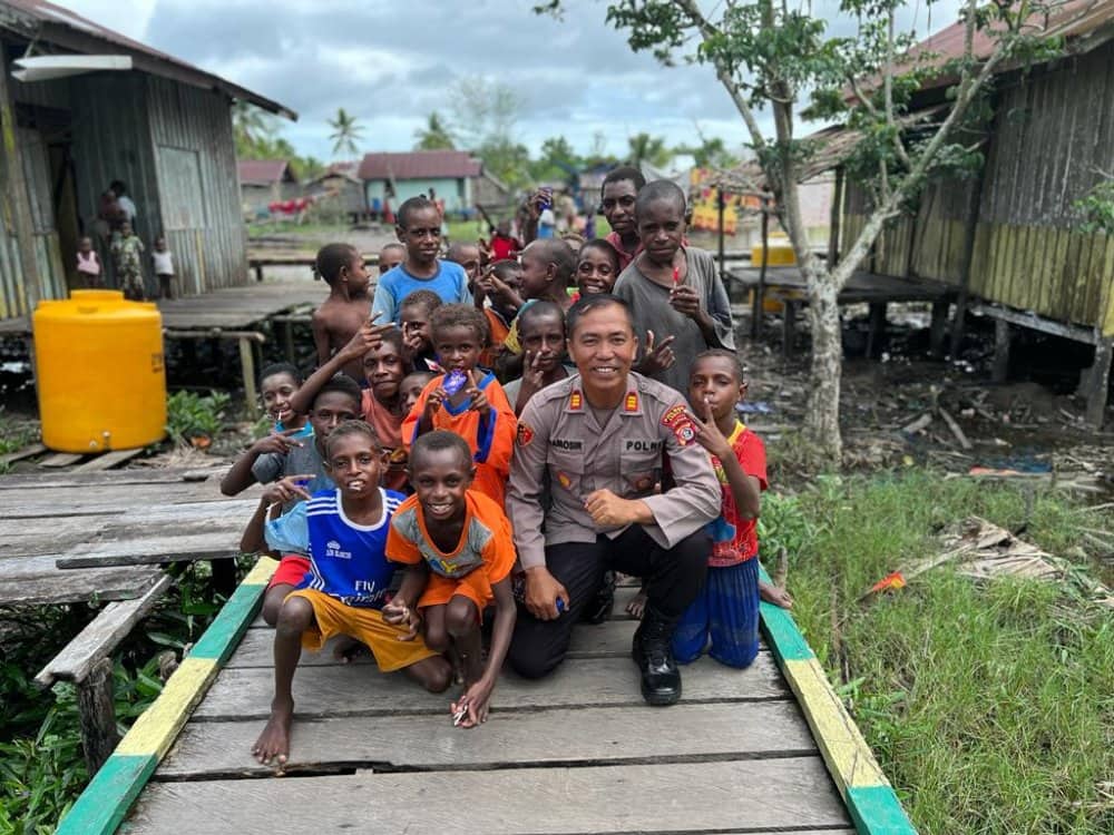 Ilustrasi berita Papua: Salah Seorang Kapolsek di Asmat Dikenal Sangat Dekat Dengan Masyarakat, Siapa Dia? ini Sosoknya