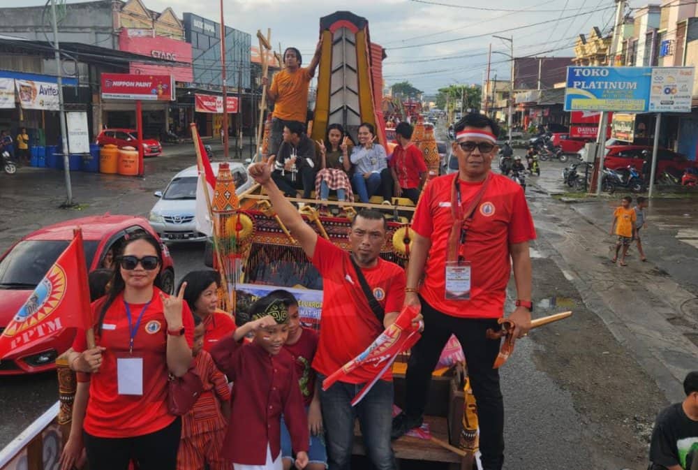 Ilustrasi berita Mimika: Sambut HUT ke-26, Pemuda Toraja Mimika Gelar Karnaval Mobil Hias dan Aneka Jenis Perlombaan