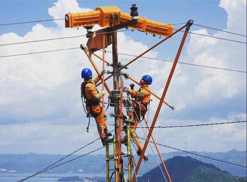Ilustrasi berita Nasional: Ternyata PLN Punya Pasukan Elit, Mampu Perbaiki Komponen Listrik Ditengah Arus Bertegangan Tinggi