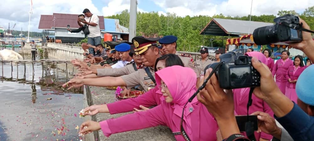 Ilustrasi berita Mimika: Kenang Jasa Para Pahlawan Polri Maupun TNI yang Sudah Gugur, Polres Mimika Gelar Tabur Bunga di Perairan Pomako