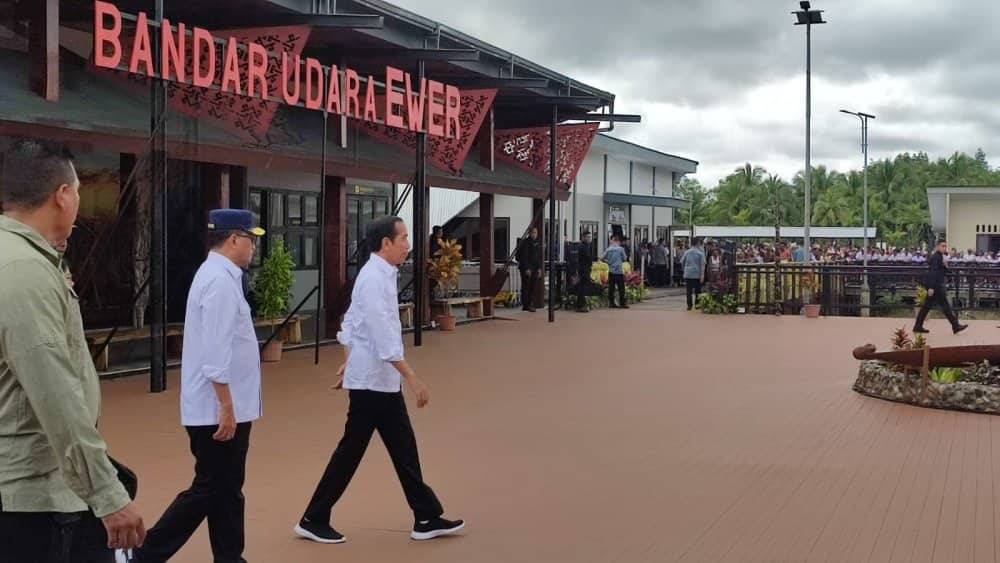 Ilustrasi berita Papua: Resmikan Terminal Bandara Ewer, Presiden Jokowi : Saya Berharap Perekonomian Kabupaten Asmat Semakin Berkembang