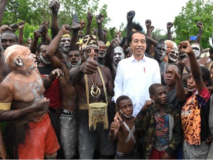 Ilustrasi berita Papua: Dua Kali Kunjungi Asmat, Warga Terobos Paspampres, Doakan Presiden Jokowi Umur Panjang