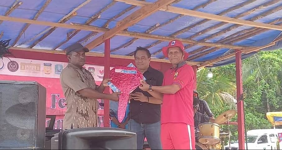 Ilustrasi berita Papua: Buka Rangkaian Festival BMW di Pulau Numfor, Wabup Mansnembra Serahkan 1 Mini Bus