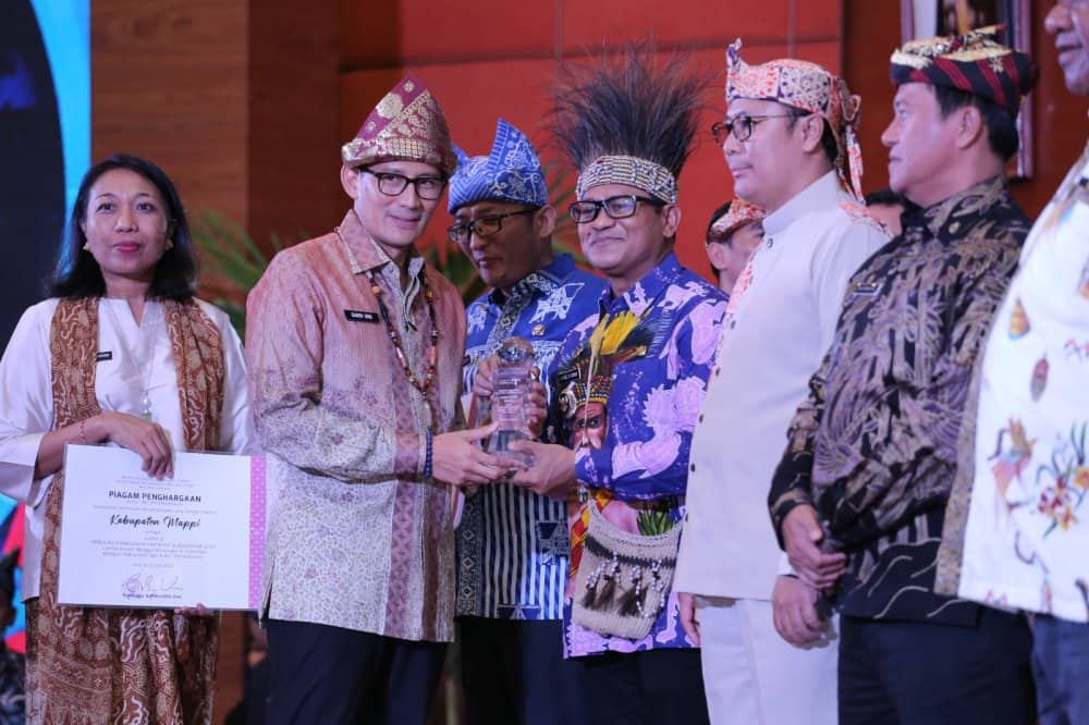 Ilustrasi berita Papua: Raih Juara 1 dan 2 Video Kreatif BBWI 2023, Penjabat Bupati Mappi Terima Penghargaan dari Sandiaga Uno