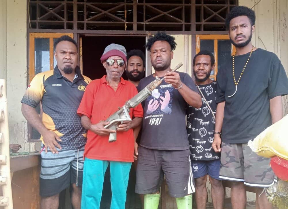 Ilustrasi berita Papua: Hanya di Papua Bosss…Pancing Ikan di Kali Tapi yang Didapat Malah Senjata Api SS1 Buatan Pindad