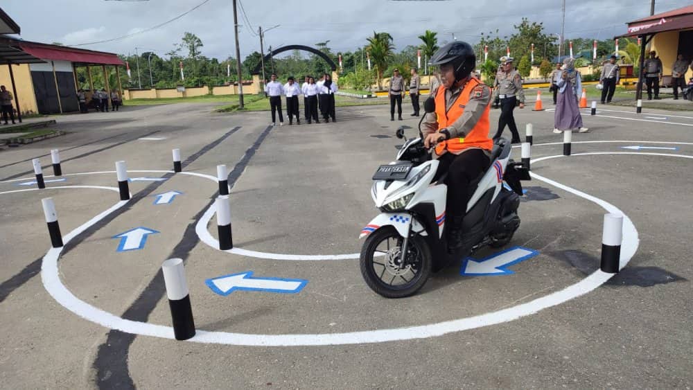 Ilustrasi berita Mimika: Sistem Lebih Mudah, Kapolres Mimika Coba Lintasan Baru Uji Praktek SIM