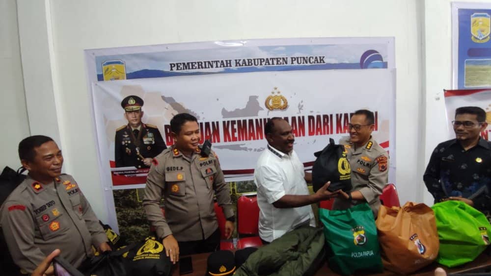 Ilustrasi berita Papua: Kapolri dan Kapolda Papua Bantu 1.500 Paket Sembako untuk Korban Bencana Cuaca Ekstrim di Puncak