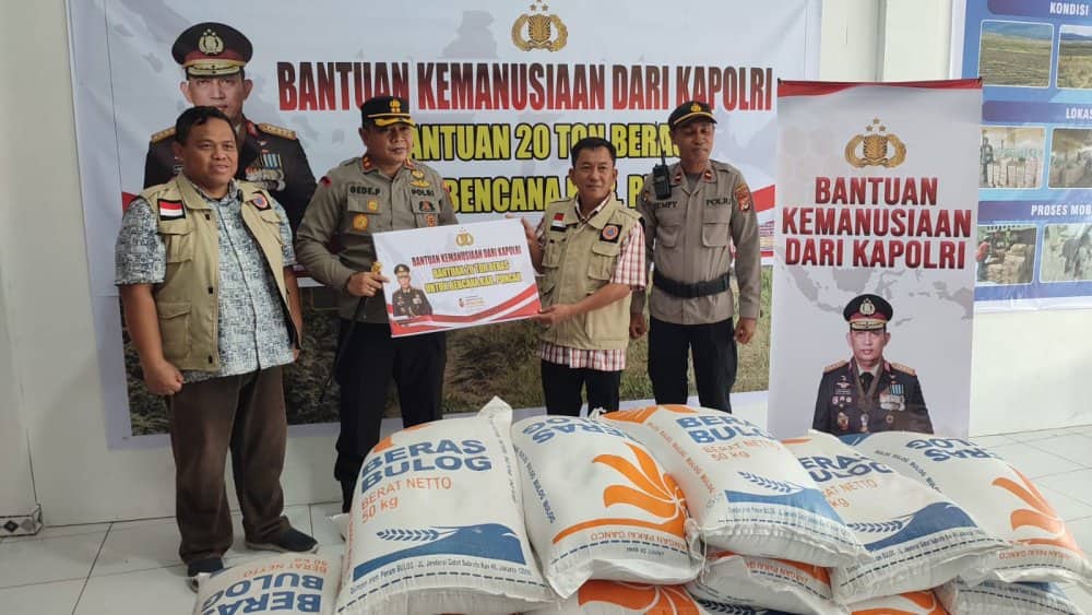Ilustrasi berita Papua: Kapolres Mimika Serahkan 20 Ton Beras Bantuan Kapolri Untuk Korban Bencana Kekeringan di Puncak Papua
