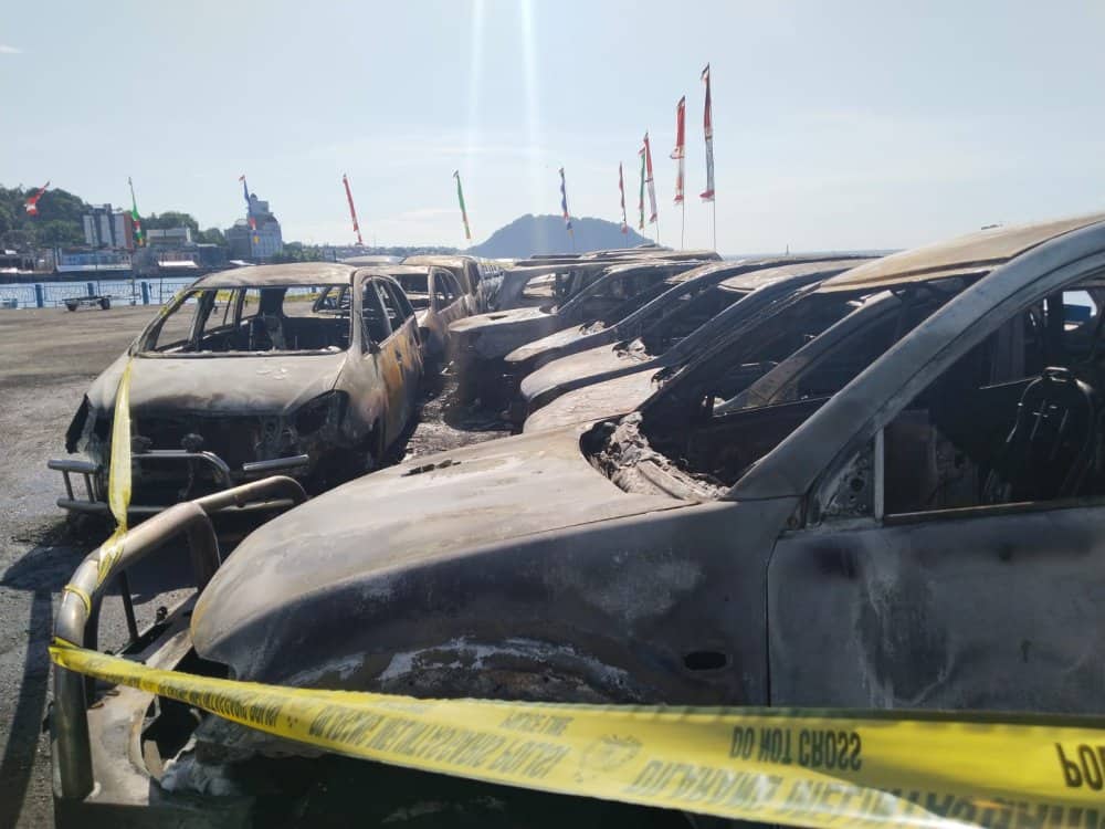 Ilustrasi berita JAYAPURA: 12 Unit Mobil Milik DPR Papua yang Terparkir di Halaman Kantor Terbakar