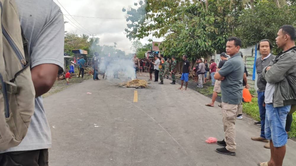 Ilustrasi berita Mimika: Pihak TNI Bayar Santunan, Keluarga Markus Akhiri Blokade Jalan Timika Pomako, Segini Besaran Uang yang Diterima Keluarga Almarhum