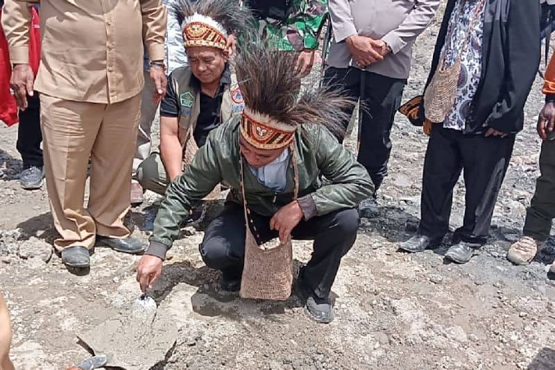 Ilustrasi berita Papua: Antisipasi Bencana di Puncak, Menko PMK Lakukan Peletakan Batu Pertama Pembangunan Gudang Logistik di Sinak