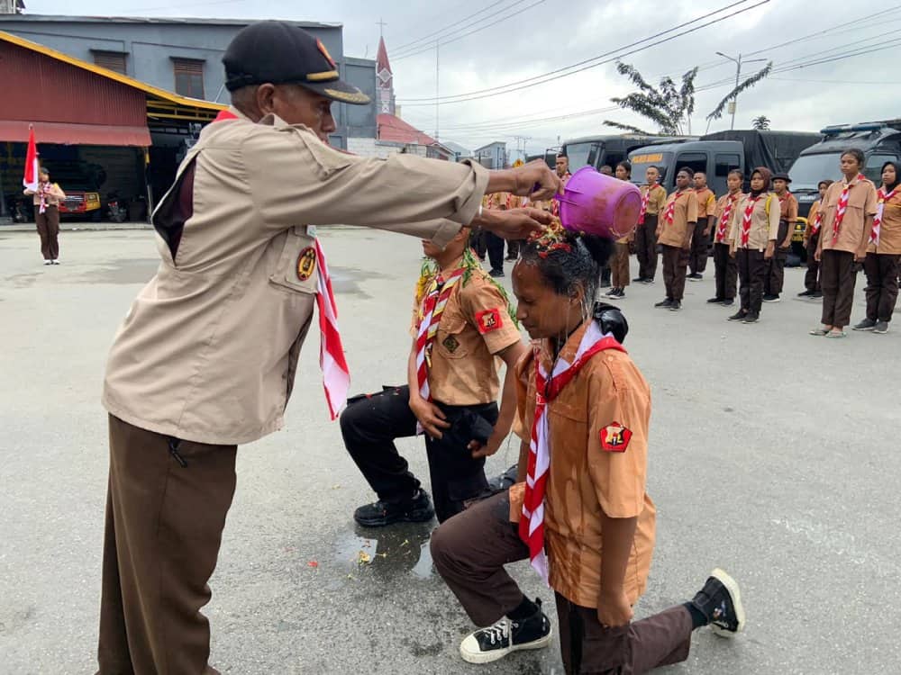 Ilustrasi berita Mimika: Usai Jalan Kaki Selama Tiga Hari, 60 Anggota Baru Pramuka Saka Bhayangkara Polres Mimika Resmi Dilantik