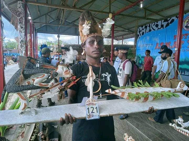 Ilustrasi berita Papua: Karya Ukir Seniman Muda di Festival Asmat Pokman Ke-36 Diapresiasi Wabup Thomas Safanpo Senilai Rp 20juta