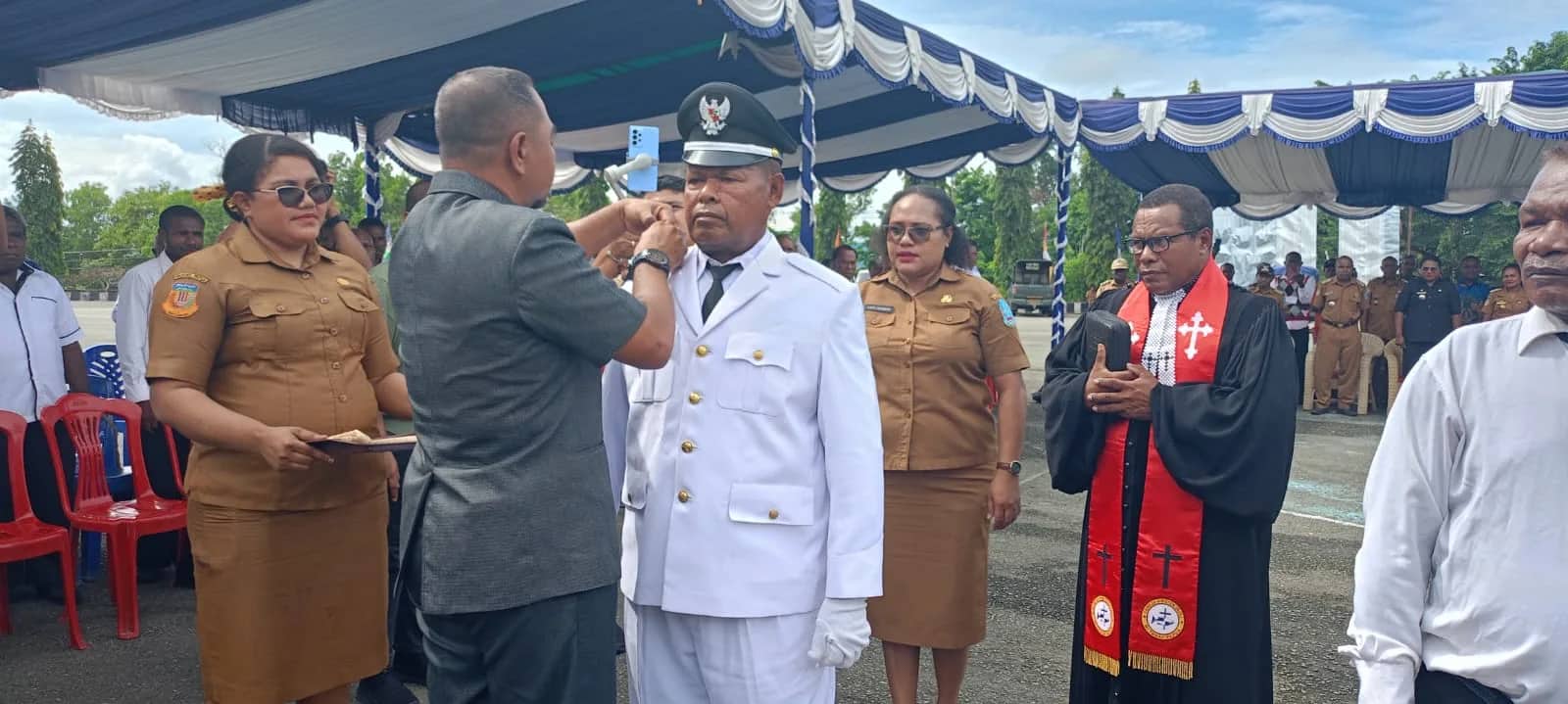 Ilustrasi berita JAYAPURA: Lantik Kepala Kampung dan 20 Bamuskam, Penjabat Bupati Jayapura Minta Jaga Kepercayaan Masyarakat