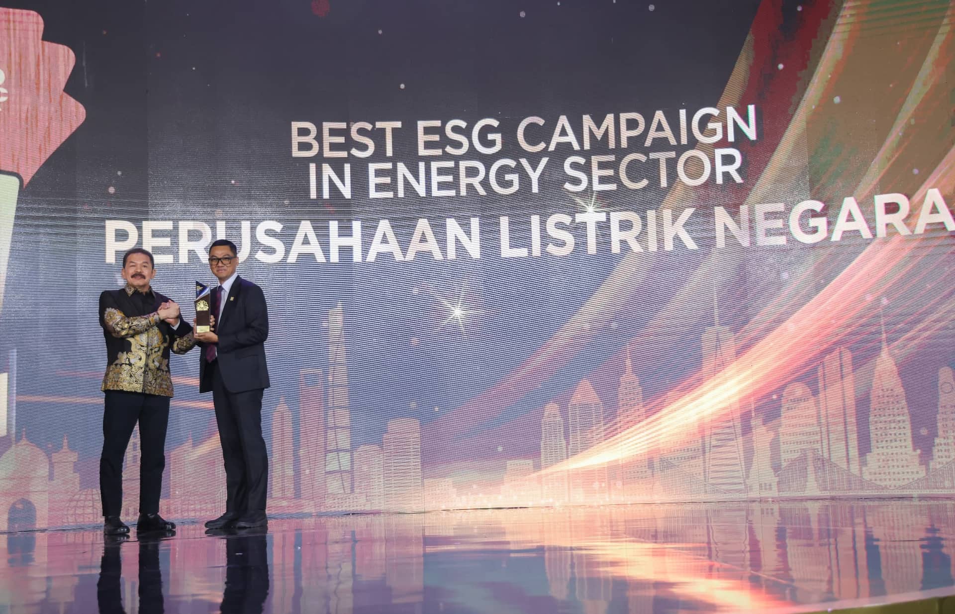 Ilustrasi berita Nasional: Dirut PLN Darmawan Prasodjo Kembali Dinobatkan Jadi CEO Of The Year