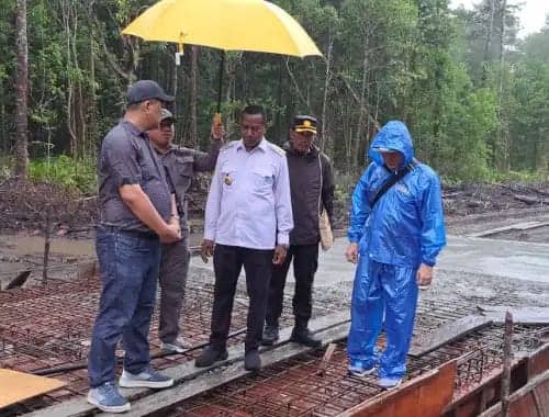 Ilustrasi berita Papua: Kunjungi Asmat, Gubernur Safanpo Tinjau Proyek Pembangunan Jalan Beton
