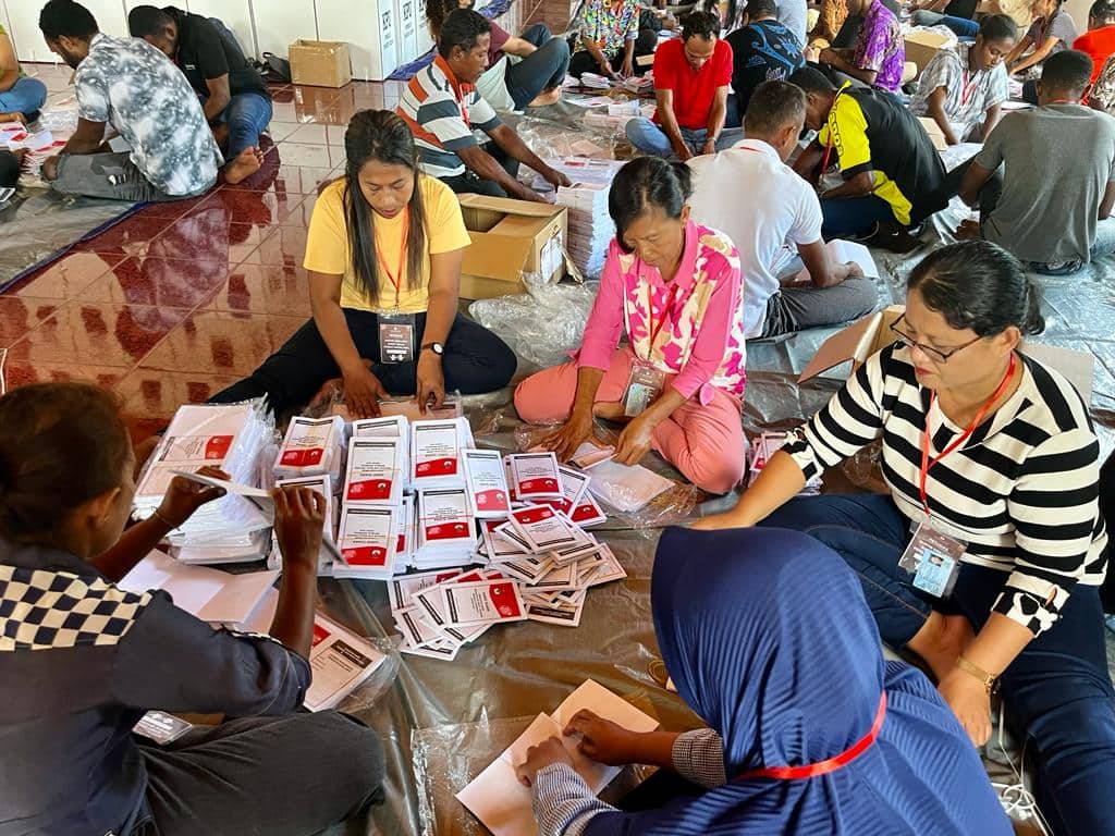 Ilustrasi berita JAYAPURA: Kerahkan Ratusan Petugas, KPU Kabupaten Jayapura Mulai Lipat Surat Suara Pemilu Presiden dan DPD RI