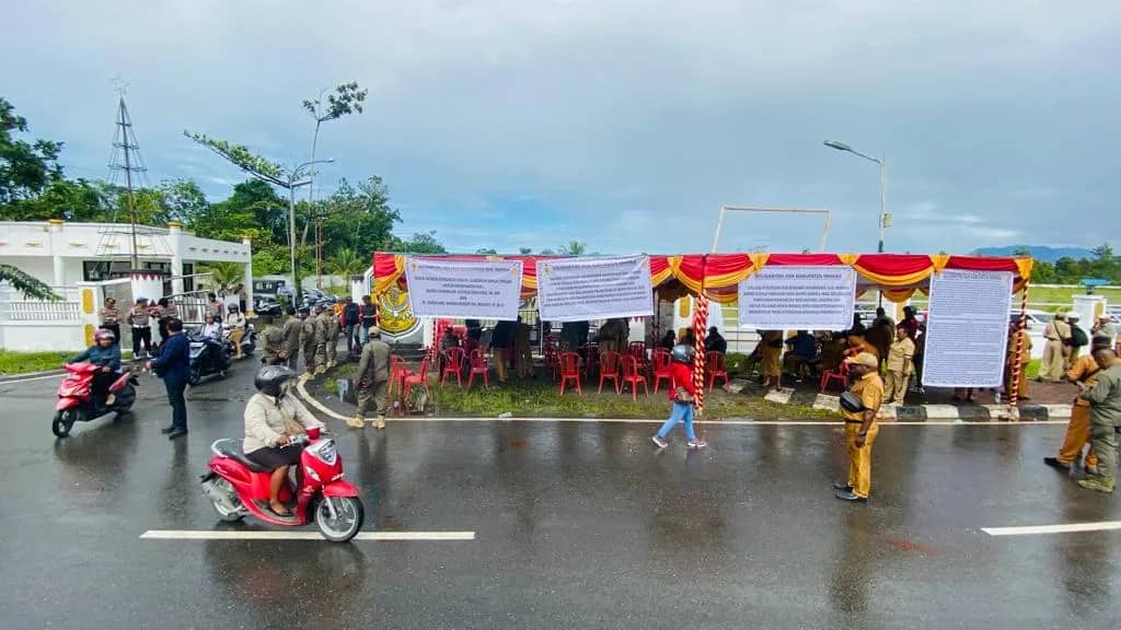Ilustrasi berita Mimika: Buntut Rolling Brutal, Mendagri Diminta Nonaktifkan Bupati Mimika, Solidaritas ASN Asli OAP Gelar Aksi di Kantor Puspem SP 3