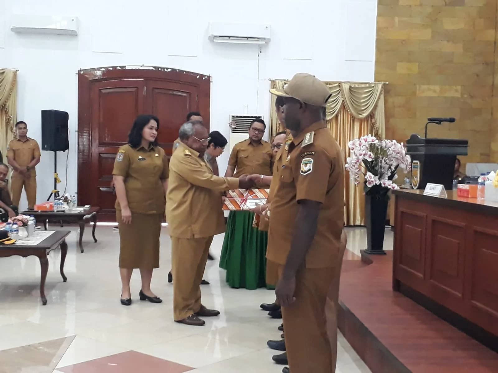 Ilustrasi berita Mimika: Serahkan DPA, Bupati Omaleng Harap Tidak Ada Lagi Pekerjaan di OPD yang Tertunda