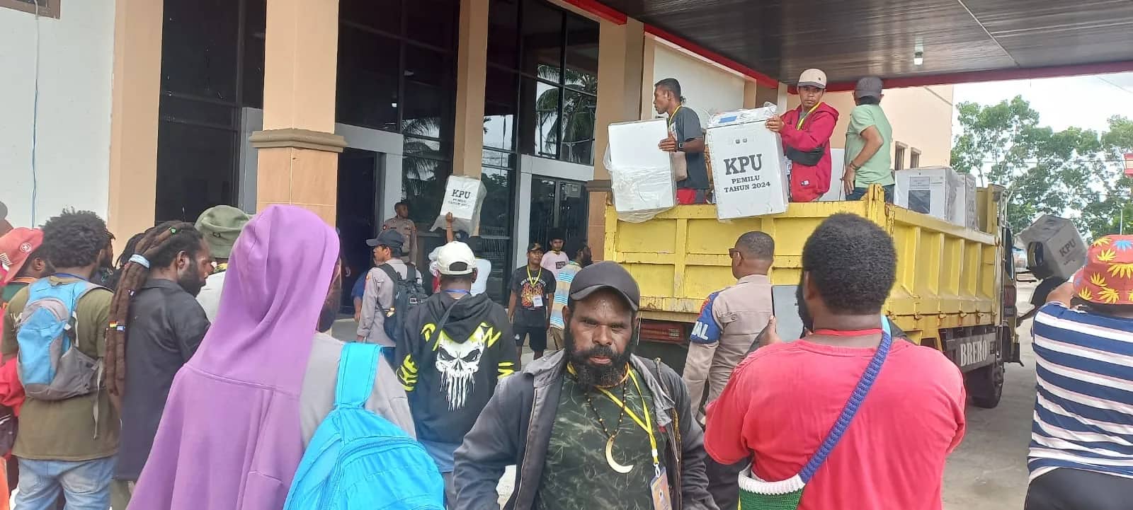 Ilustrasi berita Mimika: Kotak Suara dari Lima Distrik di Kabupaten Mimika Tiba di Graha Eme Neme Yauware