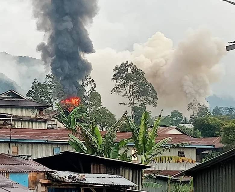Ilustrasi berita Papua: Massa Pendukung Caleg Saling Serang di Puncak Jaya, Rumah Kadistrik Dibakar, 1 Warga Tewas