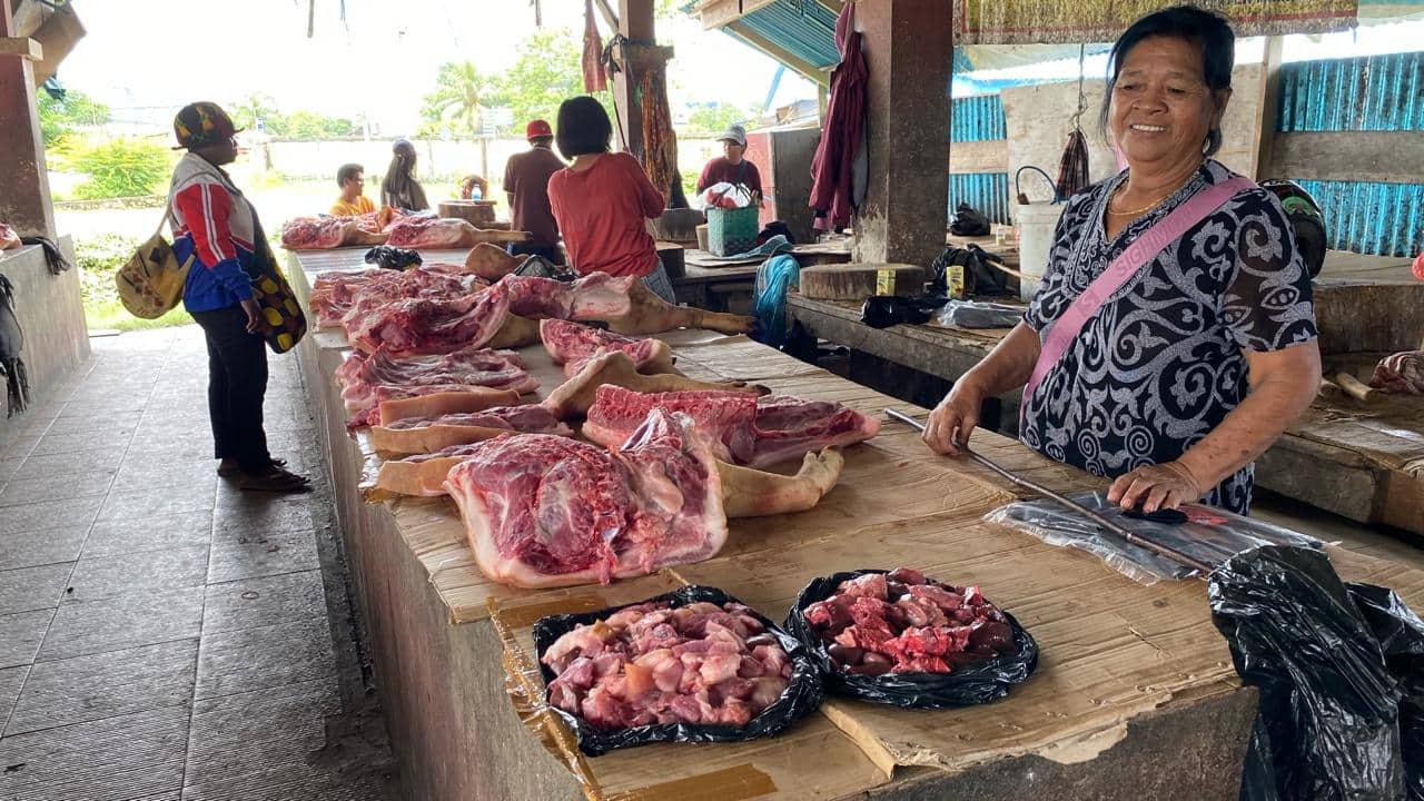 Ilustrasi berita Mimika: Dua Hari Dibuka, Pembeli Daging Babi di Pasar Sentral Timika Masih Sepi