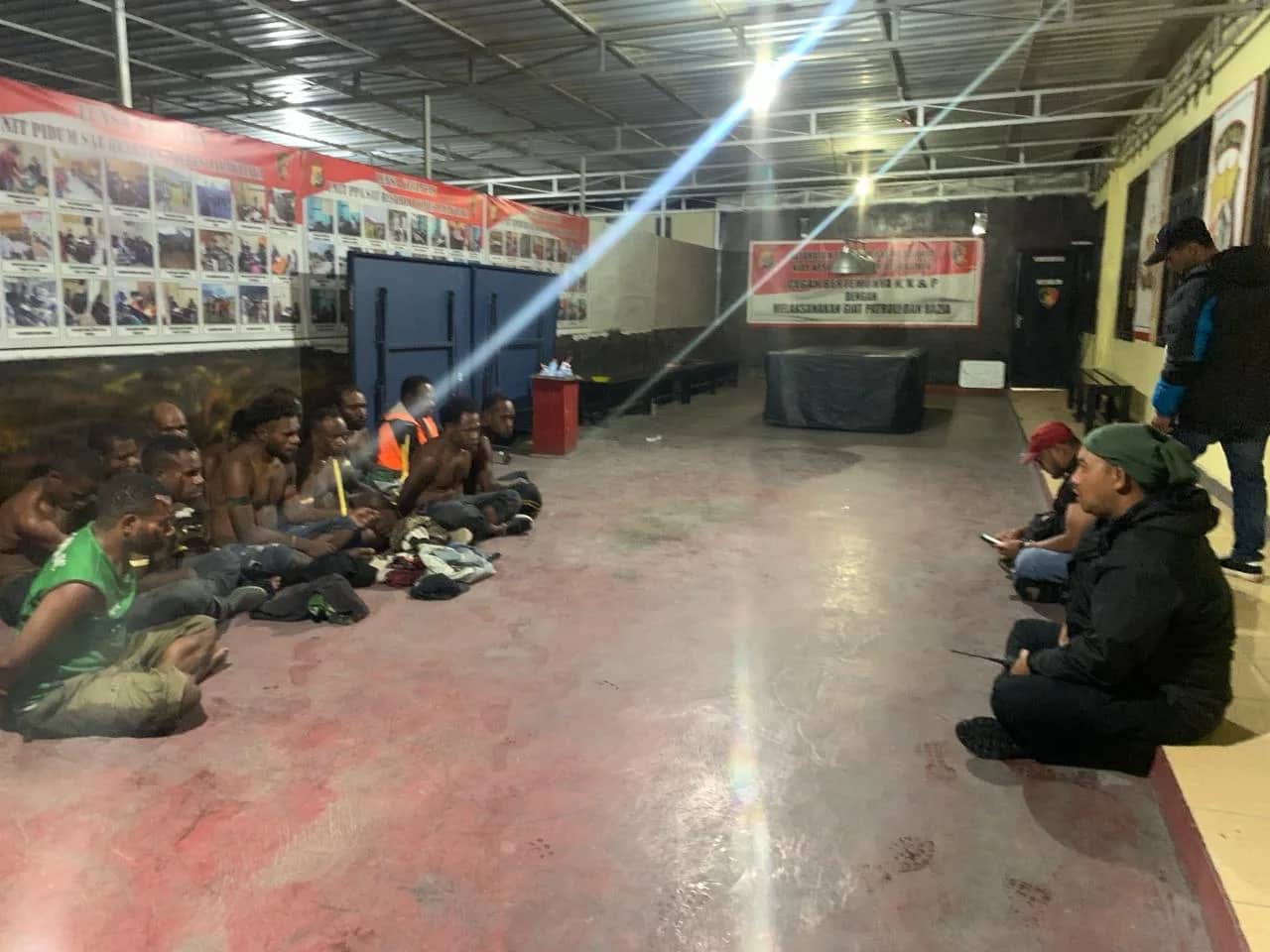 Ilustrasi berita Papua: Ratusan Warga Serang Kantor DPRD dan KPU Jayawijaya, 14 Simpatisan Caleg Diamankan