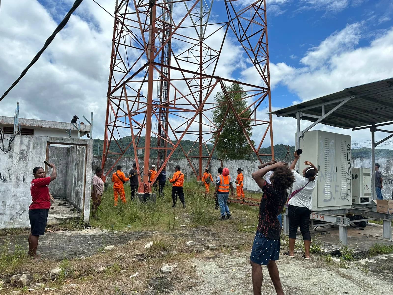 Ilustrasi berita Mimika: Niat Evakuasi Pelaku Percobaan Bunuh Diri, Anggota Basarnas Jayapura Justru Tewas Terjatuh dari Tower Telekomunikasi