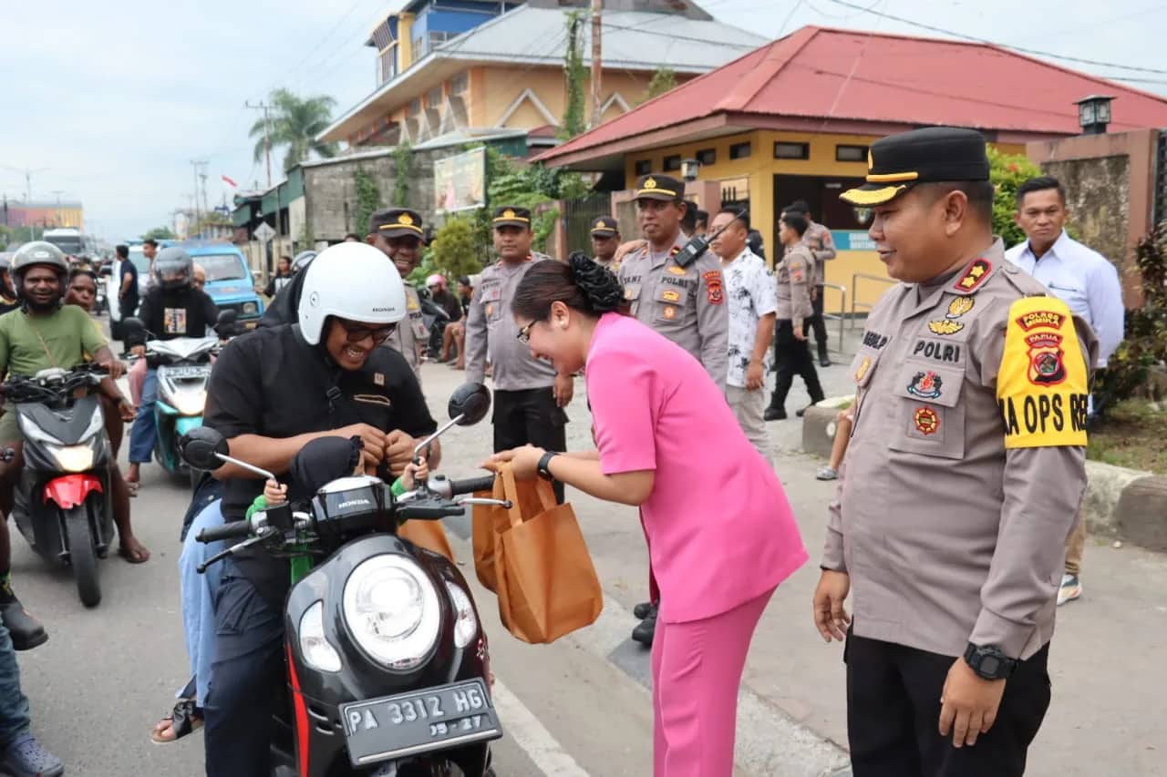 Ilustrasi berita Mimika: Bantu Umat Muslim yang Tidak Sempat Berbuka di Rumah, Polres Mimika Bagikan Ratusan Takjil Gratis di Jalan Cenderawasih